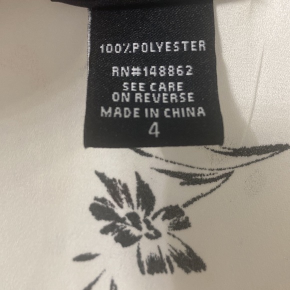 Torrid size 4 black and white floral deep v blouse top - Picture 5 of 5